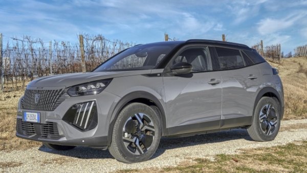 Двигателят Hybrid 145 , комбиниран с автоматичната скоростна кутия e-Dcs6, е междинното решение за Peugeot 2008. Моделът се предлага и във версии, оборудвани с бензинов двигател с вътрешно горене (1.2 Puretech със 100 или 130 к.с), както и с напълно електрически (156 к.с. и 51 kWh литиево-йонна батерия). Максималният обхват при втория вариант е  406 км.
